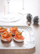 Roselline di salmone con mousse di yogurt greco