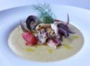 Zuppa di mare su crema di ceci e finocchietto selvatico