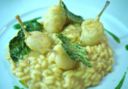 Risotto al fondente di cipolla di Alife con coscette di rana in tempura e salsa di torzelle