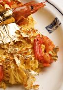 Spaghetti agli scampi con fiocchi d’oro 23 kt