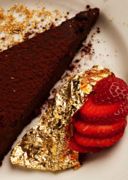 Torta al cioccolato con fiocchi e polvere d’oro 23 kt