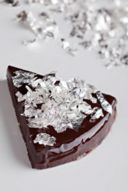 Torta al cioccolato fondente con fiocchi d’argento