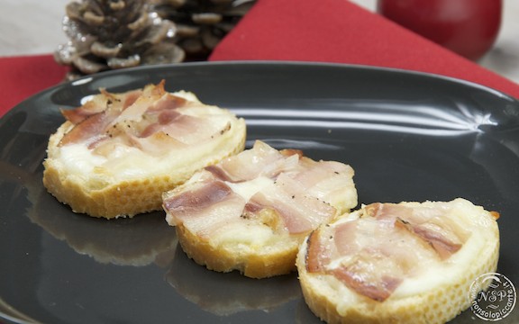 Crostini mozzarella e rigatino