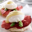 Panino di primavera con uova alla Benedict, asparagi e bresaola Negroni