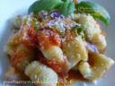 Gnocchi di ricotta e basilico con sugo di melanzana