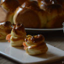 Challah con salmone affumicato e panna acida