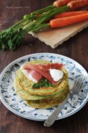 Pancakes salati con ciuffi di carota e yogurt, ricetta di Taste & More