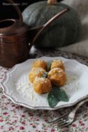 Gnudi di zucca e ricotta profumati alle erbe aromatiche, e una lettura per voi