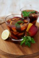 Sangria alle pesche, menta ed erba limone per #seguilestagioni