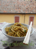 A pranzo in Cina: Noodles con Pollo e Zucchine al Curry