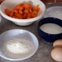 Crostata soffice di albicocche e pesche con granella di pistacchi