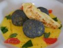 Crocchette alla farina di ceci, crema di peperone giallo e cialda di hummus