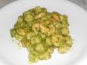 Gnocchi con pesto leggero e gamberi