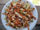 Insalata di pollo e verdure grigliate con pesto di pomodori secchi