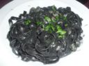 Tagliatelle al nero di seppia con vongole, zucchine e gamberi