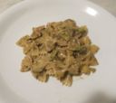 Farfalle al pesto, paté di olive e zucchine