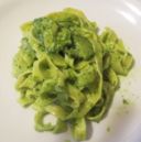 Tagliatelle con pesto leggero e zucchine trifolate