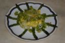 Asparagi con uova strapazzate e cipollotto rosso