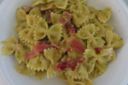 Farfalle con pesto di zucchine in fiore e speck