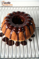 Ciambella al buttermilk e nocciole con glassa al cioccolato