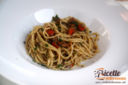 Spaghetti piccanti ai funghi e olive nere