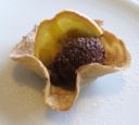 Mousse al cioccolato con cialda di castagna