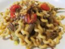 Fusilli lunghi con triglie, carciofi e peperone giallo