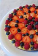 Torta di cioccolato, crema e frutta