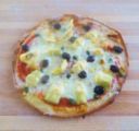 Pizza con olive, carciofini e capperi