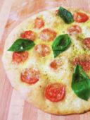 Pizza bianca al farro con pomodorini e basilico