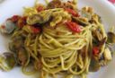 Spaghetti alle vongole, rana pescatrice e pomodorini infornati