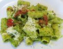 Mezze maniche al pesto, guanciale e pomodoro