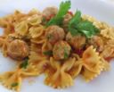 Farfalle con polpettine speziate e pomodorini