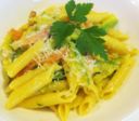 Penne gialle con zucchine e speck