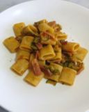 Pasta con zucchine e speck, olive e pomodoro