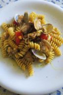 Fusilli in salsa di fiori, vongole e calamari