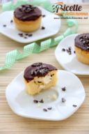 Muffin con crema alla panna e glassa al cioccolato