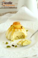 Dacquoise al pistacchio, bavarese al Passito e pesche