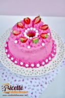 Torta di compleanno allegra e colorata