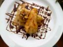 Pera marinata al limone con salsa calda di tè dell’imperatore  e caramello