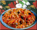 Spaghetti con peperoni, melanzane e olive