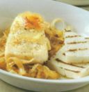 Merluzzo con cipolle stufate ed erba cipollina