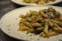 Penne con carciofi e salsiccia