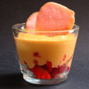 Bicchierini di mousse al caramello con fragole