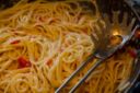 Come fare la cacio e pepe con pomodoro perfetta per le cene d’estate
