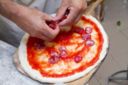 Lezioni di pizza | Stendi senza mattarello, condisci e cuoci!