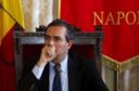 Blatte a Napoli. De Magistris per fare causa ai francesi usa la pizza