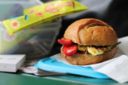 Schiscetta al parco con il panino peperoni e zucchine aspettando primavera