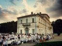 Torino. In ottomila alla Cena in bianco riscrivono flash mob e picnic