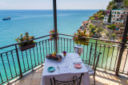 Cetara. Quanto costa la bellezza vertiginosa del ristorante Falalella a picco sul mare